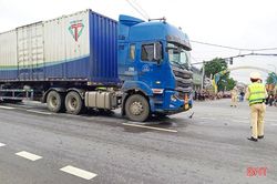 Hà Tĩnh: Xe đầu kéo va chạm xe đạp điện, 1 người tử vong