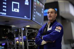 Chứng khoán Mỹ tăng điểm nhờ lợi suất trái phiếu giảm sâu, giá dầu lao dốc vì OPEC+ bất ngờ hoãn họp
