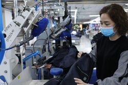 Dệt may nỗ lực vượt khó