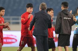 HLV Trần Công Minh: 'Đừng lo, ông Troussier vẫn dành chỗ cho Hoàng Đức'