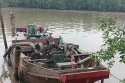 Đại úy công an phải cắt bỏ hai chân sau khi bị ghe 'cát tặc' đâm rơi xuống sông