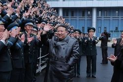 Ông Kim Jong Un ca ngợi vệ tinh vừa phóng là 'người bảo vệ không gian'