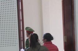 Nước mắt người mẹ khi con trai nhận bản án chung thân vì ma túy