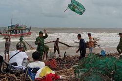 Tàu cá mắc cạn gần bờ biển Quảng Trị có nguy cơ bị chìm
