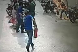 Người đàn ông tẩm xăng, ôm vợ đốt