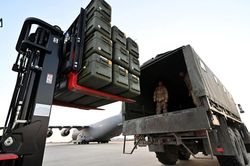 Chuyên gia Ba Lan nhận định Ukraine hoàn toàn phụ thuộc vào sự giúp đỡ từ bên ngoài