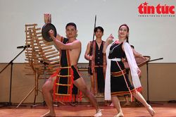 Trình diễn trang phục truyền thống của đồng bào các dân tộc