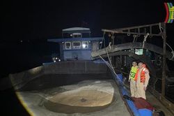 Xuyên đêm bắt quả tang cát tặc trên sông Hồng