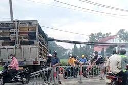 Xe tải lao qua dải phân cách, đôi nam nữ bị cuốn vào gầm