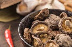 Mẹo chọn và bảo quản nấm hương khô