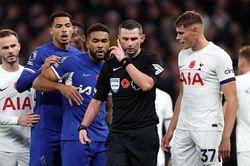 Vì sao xuất hiện xu hướng bàn thắng muộn ở Premier League?