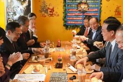 Chủ tịch nước và Phu nhân cùng quan chức Nhật Bản thưởng thức bánh mì, cafe Việt giữa lòng Tokyo