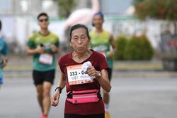 Cụ bà 83 tuổi người Việt Nam mỗi ngày chạy 10km 'đều như vắt chanh', tuyên bố tuổi tác chỉ là con số