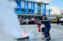 Hướng dẫn kỹ năng chữa cháy và thoát nạn cho 800 học sinh