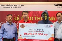 Giật giải tiền tỉ của Vietlott, người chơi làm điều đặc biệt với bố mẹ