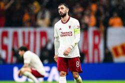 Ghi 1 bàn, góp 1 kiến tạo cho MU, Bruno Fernandes vẫn bị Paul Scholes mắng 'ngu ngốc'
