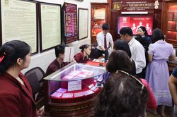Giá vàng đạt đỉnh, người dân tranh thủ mang bán kiếm lời