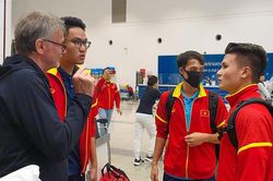 Người đại diện Quang Hải phản pháo thông tin được bác sĩ PSG giúp đỡ, tình trạng của sao ĐT Việt Nam được tiết lộ