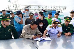 Lai kéo tàu cá gặp nạn về bờ an toàn