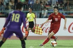 Thanh Nhã bứt tốc như cơn lốc vượt qua 2 cầu thủ nam rồi ghi bàn đẹp mắt, mang về chiến thắng cho ĐT Việt Nam