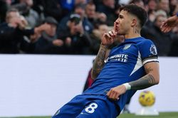 Enzo Fernandez tỏa sáng, Chelsea nhọc nhằn vượt qua Brighton trong thế thiếu người