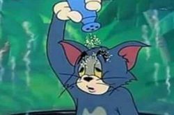 Truyện cười: Làm sao có thể ăn ngon khi chưa chụp ảnh?