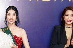 Trưởng BTC Miss Earth 2023 Trương Ngọc Ánh trao sash cho thí sinh