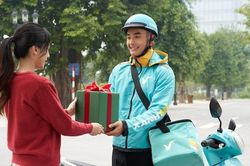 Xanh SM giao hàng bằng xe máy điện