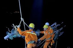 Ngày này năm xưa 3/12: Quốc hội thông qua Luật Cạnh tranh, Luật Điện lực; Ngày Quốc tế người khuyết tật