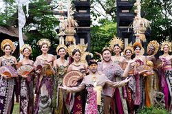 Hoa hậu Lê Hoàng Phương tích cực hoạt động tại nước ngoài sau đăng quang