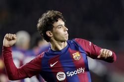 Bị 'người cũ' chọc thủng lưới, Atletico Madrid thua Barcelona sát nút
