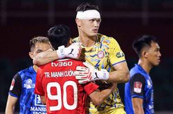 Thủ môn Việt kiều hai lần đổ máu giúp CLB TPHCM bảo toàn mành lưới