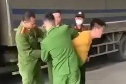 Cảnh sát khống chế tài xế xe tải chém chết người ở Sơn La