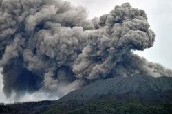 Núi lửa ở Indonesia phun trào khiến nhiều người thiệt mạng