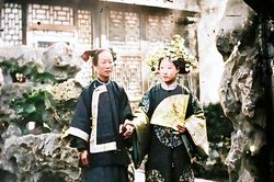 Thêm màu vào bộ ảnh cũ chụp phụ nữ thời Mãn Thanh, phát hiện một sự thật: Chỉ người giàu mới thích bó chân!