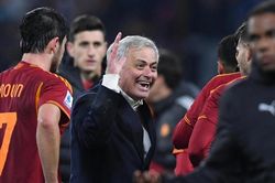 Roma vào Top 4 Serie A: Mourinho ồn ào để Roma lặng lẽ tiến lên