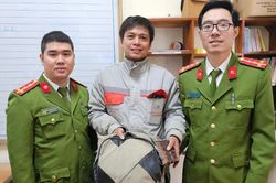 Công an trả lại máy tính rơi ở vỉa hè cho người dân