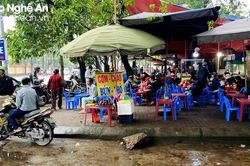 Vỉa hè các bệnh viện tại thành phố Vinh vẫn bị chiếm dụng tràn lan