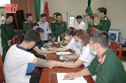 'Tròn khâu' trong mùa tuyển quân
