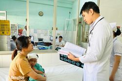 Ngã cầu thang, bé gái 4 tuổi bị khối máu tụ to chèn ép não trái