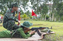 Học sinh luyện rèn kỹ năng quân sự