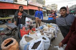 Người dân ở Dải Gaza chật vật với giá cả tăng mạnh