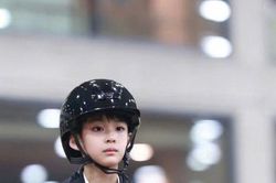 Con trai 'đệ nhất mỹ nhân cổ trang': 12 tuổi sở hữu vẻ ngoài chuẩn 'soái ca', đàn hát, cưỡi ngựa môn nào cũng giỏi