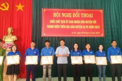 Chủ tịch UBND huyện Ia Pa đối thoại với thanh niên về chuyển đổi số