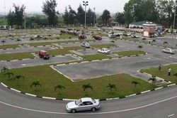 Phí đào tạo bằng lái xe ô tô hạng B2 tại Hà Nội hơn 15 triệu đồng