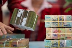 Nhiều ngân hàng giảm thêm lãi suất tiết kiệm tháng 12