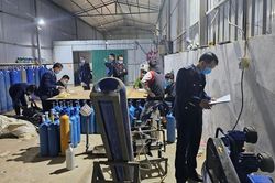 Phát hiện kho san chiết 'khí cười' trái phép ở Hoài Đức