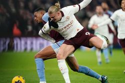 Man City thua sốc trong ngày Liverpool thắng nhọc tân binh ở vòng 15 Ngoại hạng Anh