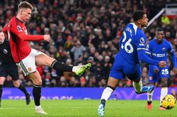 McTominay làm thay phần việc của tiền đạo trước Chelsea, MU chỉ còn kém Man City 3 điểm