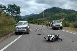 Xe máy va chạm với ô tô biển xanh, 2 người thương vong